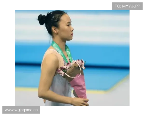 看到朱雪莹街拍那只手提包我就尴尬了，我一个月工资都不够它的收据长